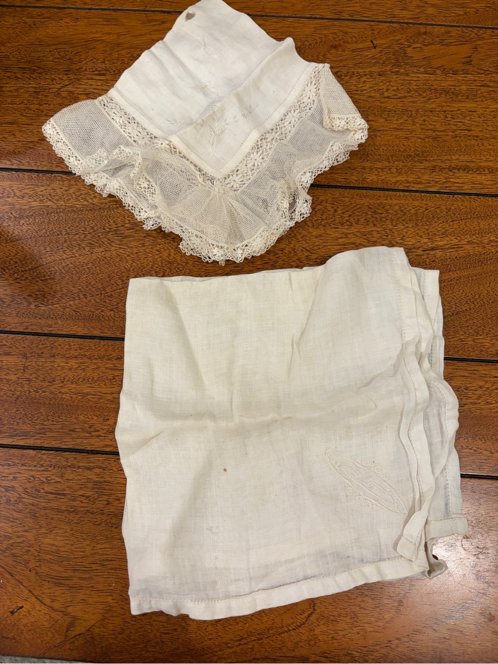 Vintage White Hankies/hankerchief - Set of 2